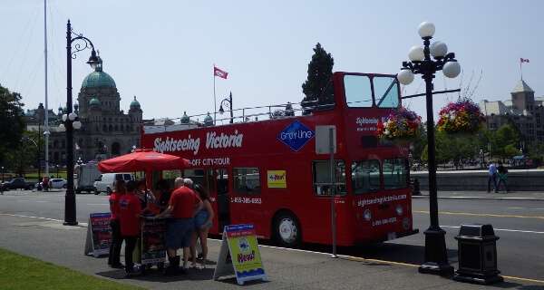 Gray Line sightseeing tour in Victoria, offering tours of the city’s major landmarks and attractions.