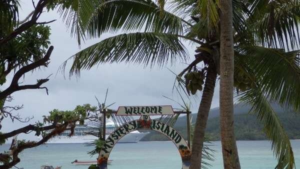 A tropical paradise on Mystery Island in Vanuatu, showcasing clear waters and lush greenery.